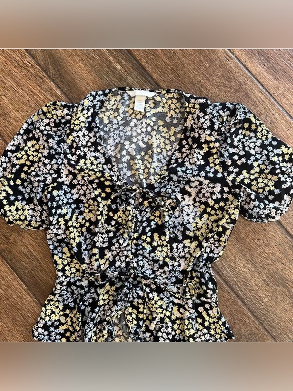 H &M sz x-small Women's Black Floral Tie-Front Puff Sleeve Top